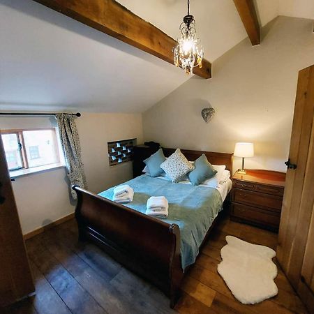 The Old Mill Barn With Hot Tub And Private Use Of Heated Pool Villa Wirral Exteriör bild
