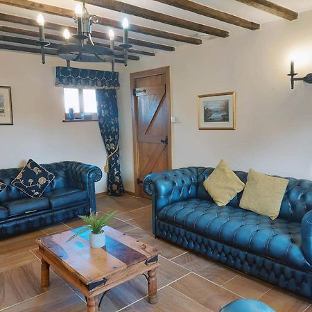The Old Mill Barn With Hot Tub And Private Use Of Heated Pool Villa Wirral Exteriör bild