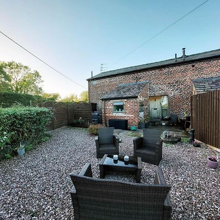 The Old Mill Barn With Hot Tub And Private Use Of Heated Pool Villa Wirral Exteriör bild