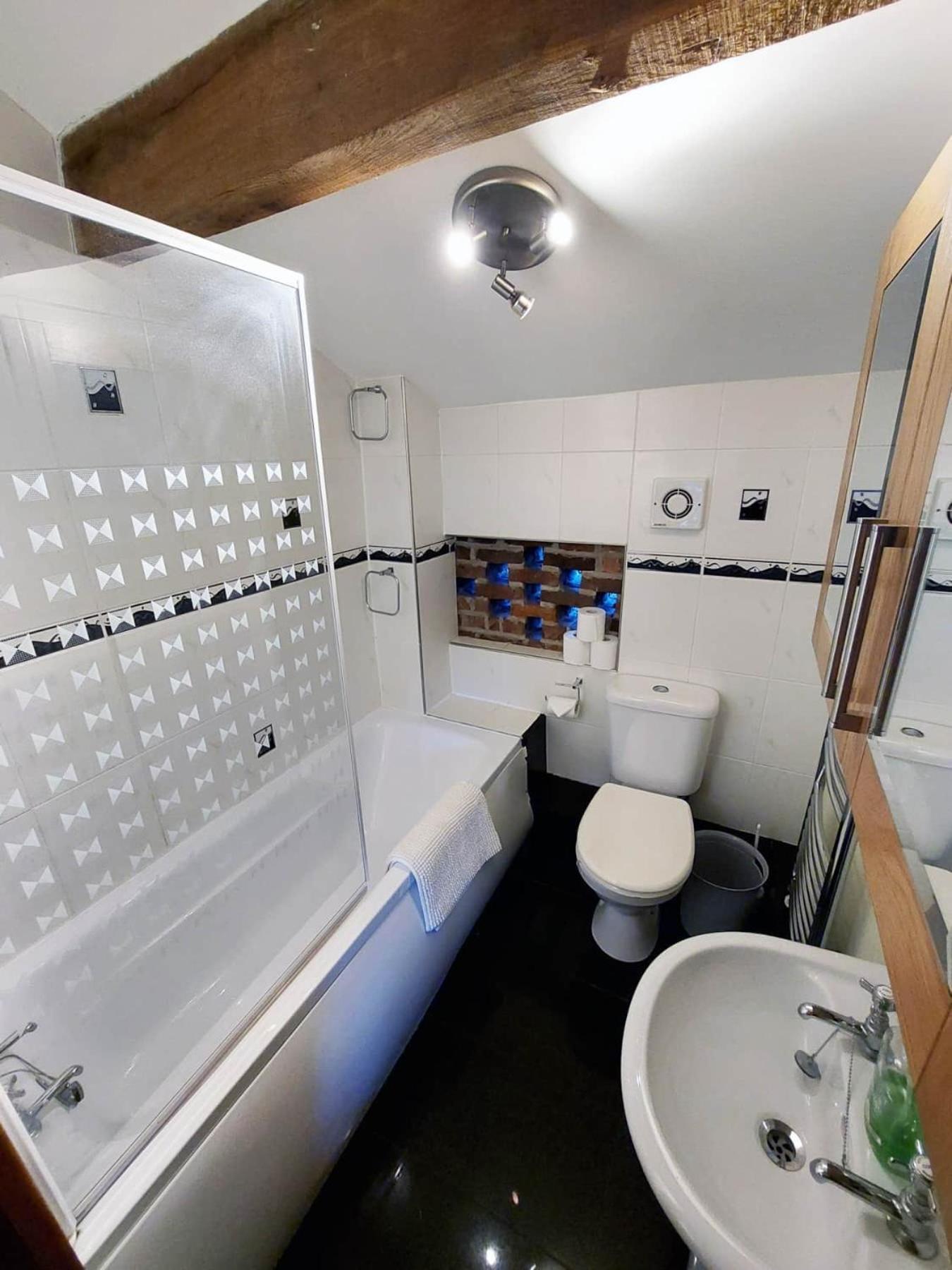The Old Mill Barn With Hot Tub And Private Use Of Heated Pool Villa Wirral Exteriör bild