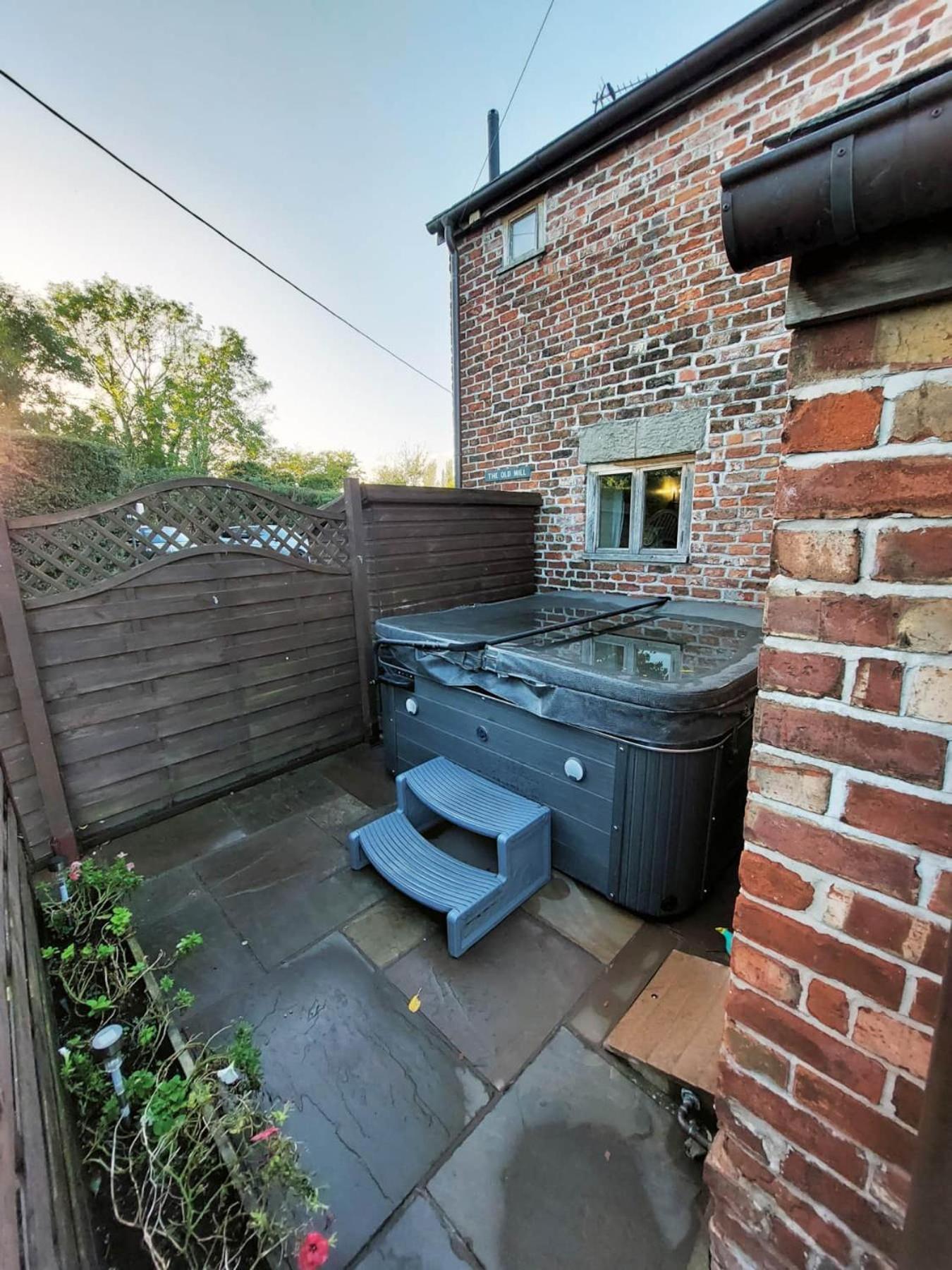 The Old Mill Barn With Hot Tub And Private Use Of Heated Pool Villa Wirral Exteriör bild