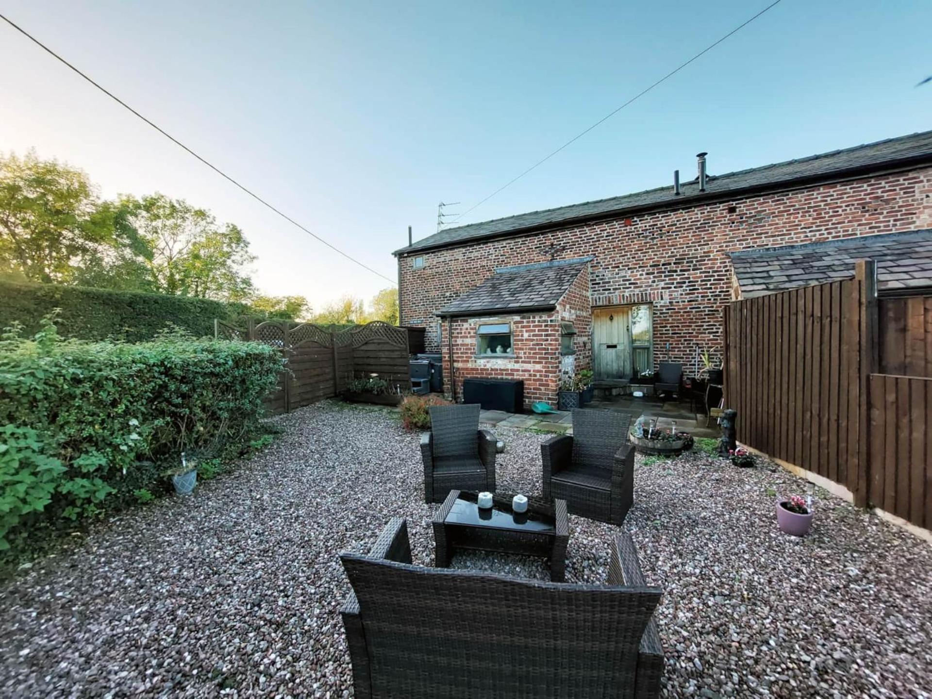 The Old Mill Barn With Hot Tub And Private Use Of Heated Pool Villa Wirral Exteriör bild