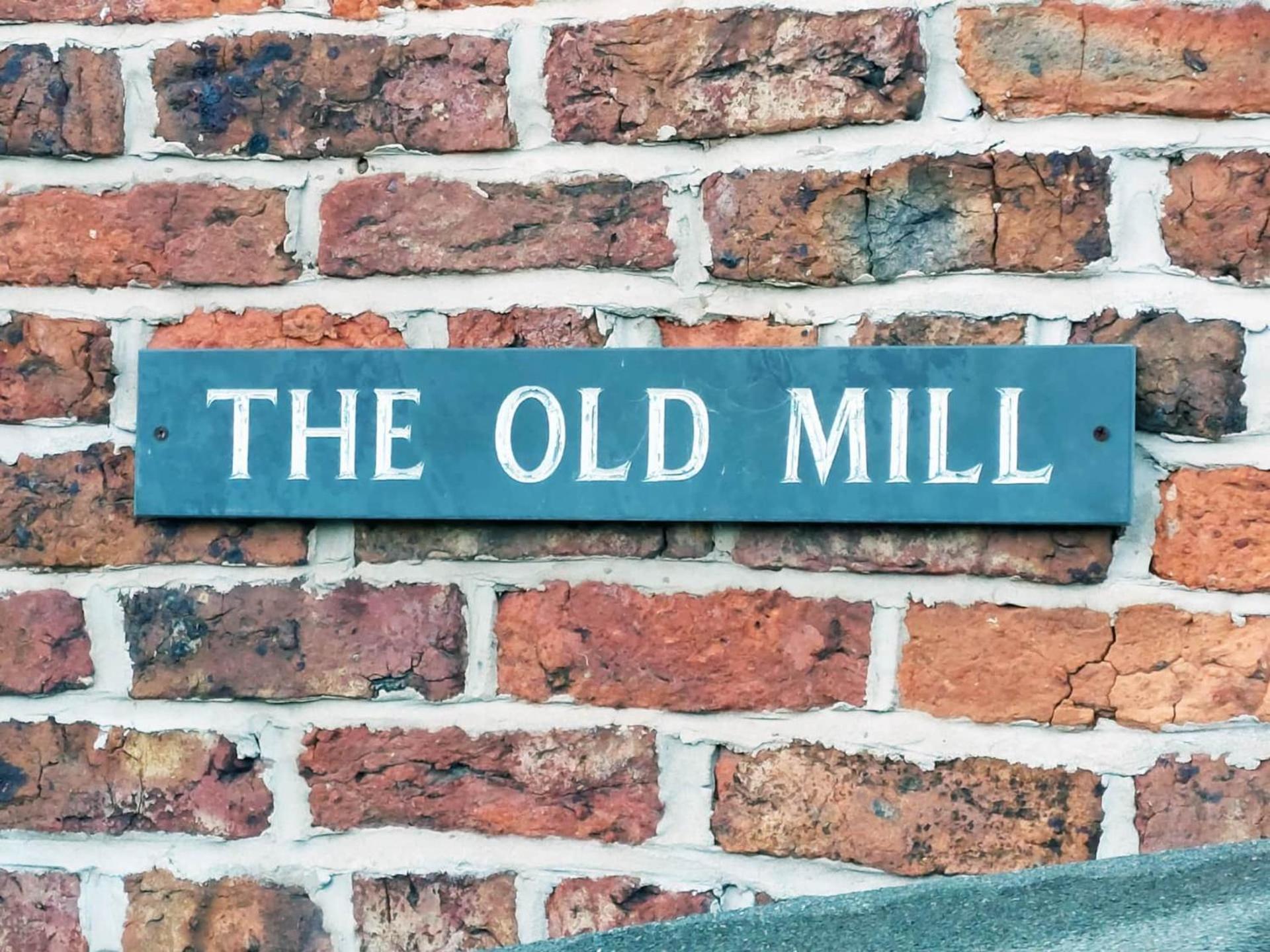 The Old Mill Barn With Hot Tub And Private Use Of Heated Pool Villa Wirral Exteriör bild