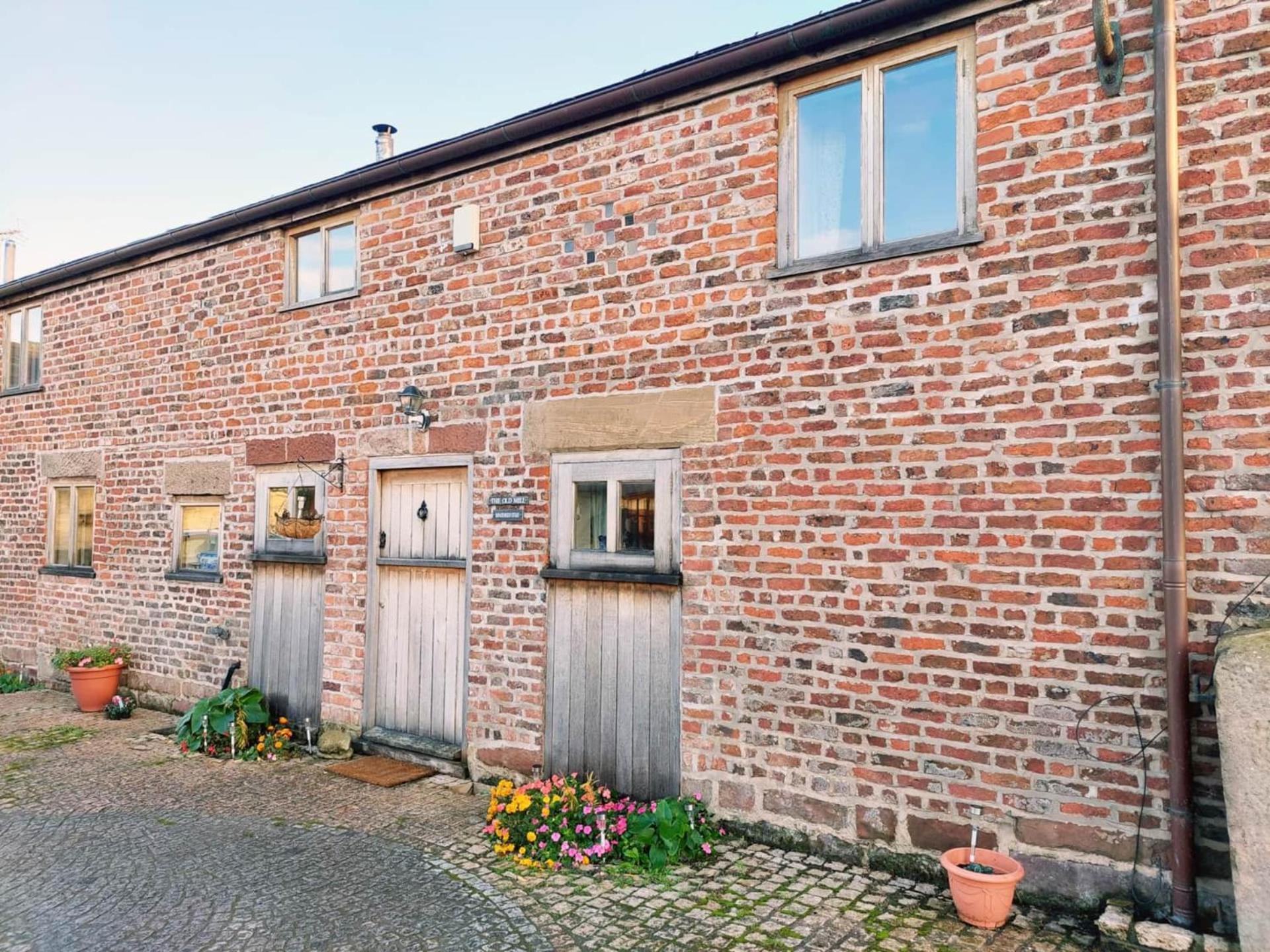The Old Mill Barn With Hot Tub And Private Use Of Heated Pool Villa Wirral Exteriör bild